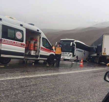 Hakkari-Van karayolundaki kazada 3 kişi öldü 3 kişi yaralandı